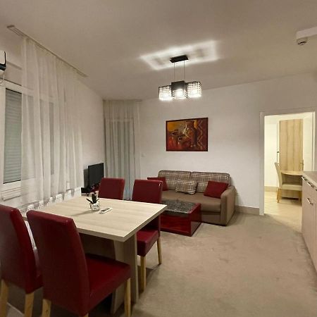 Holiday Wing Apartments Ягодина Экстерьер фото