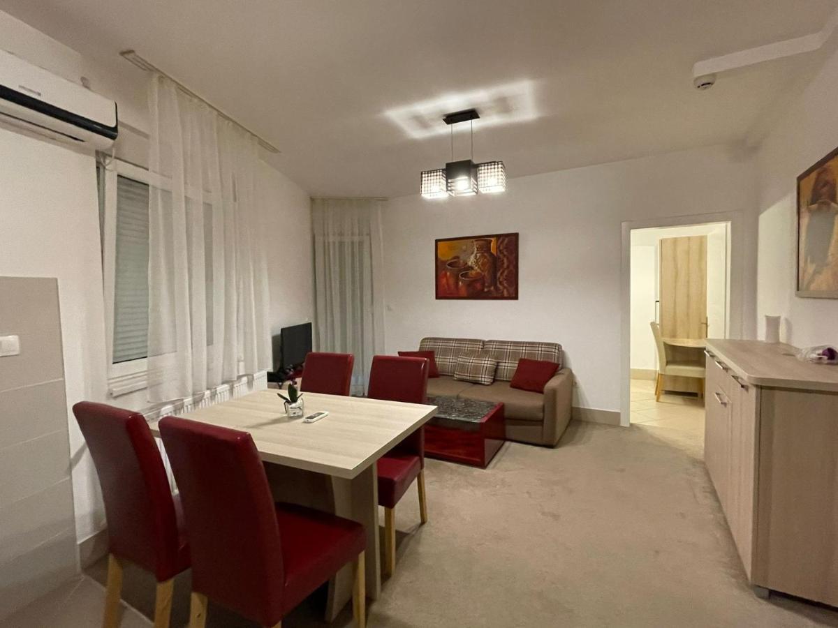 Holiday Wing Apartments Ягодина Экстерьер фото